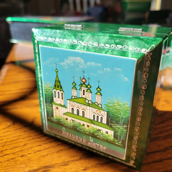 Russian Lacquered Trinket Box ~ Handpainted (?) ~ Pretty! - Picture 4 of 15